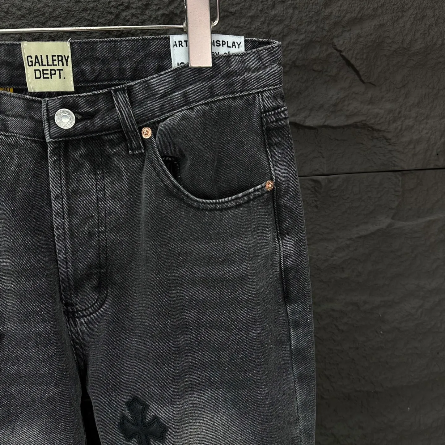 P270 GALLERY DEPT. Co-branded 2025 new style spliced ​​multiple cross-over leather couples style loose washed flared jeans 🔥High version🔥High version🔥 Top ceiling quality Styles with different washed textures are very friendly to people with thin legs and thick legs. The straight version is very flattering to the leg shape. Moderate length that never goes out of style, easy to match with casually, basic styling for various styles, a must-have in the wardrobe! The fabric is stiff but also makes the upper body soft without losing texture. The washing process is even more perfect. It is a must-have item for everyone! ! ! Washed wheat, hang tag, pants label, complete with three labels Color: washed black Size: 28, 30, 32, 34, 36 (five sizes)